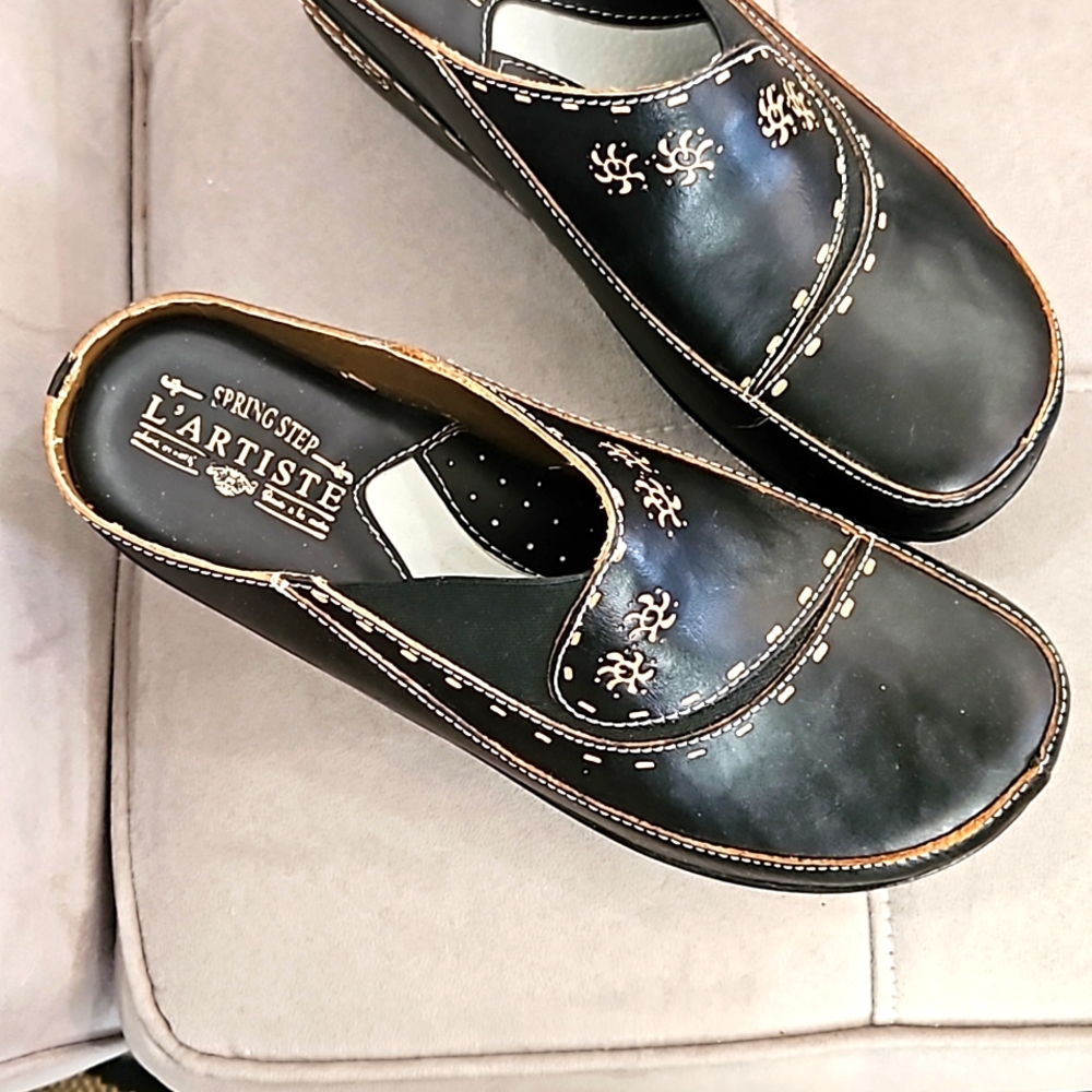 L'ARTISTE Hand Stitched-Handmade Slip-Ons